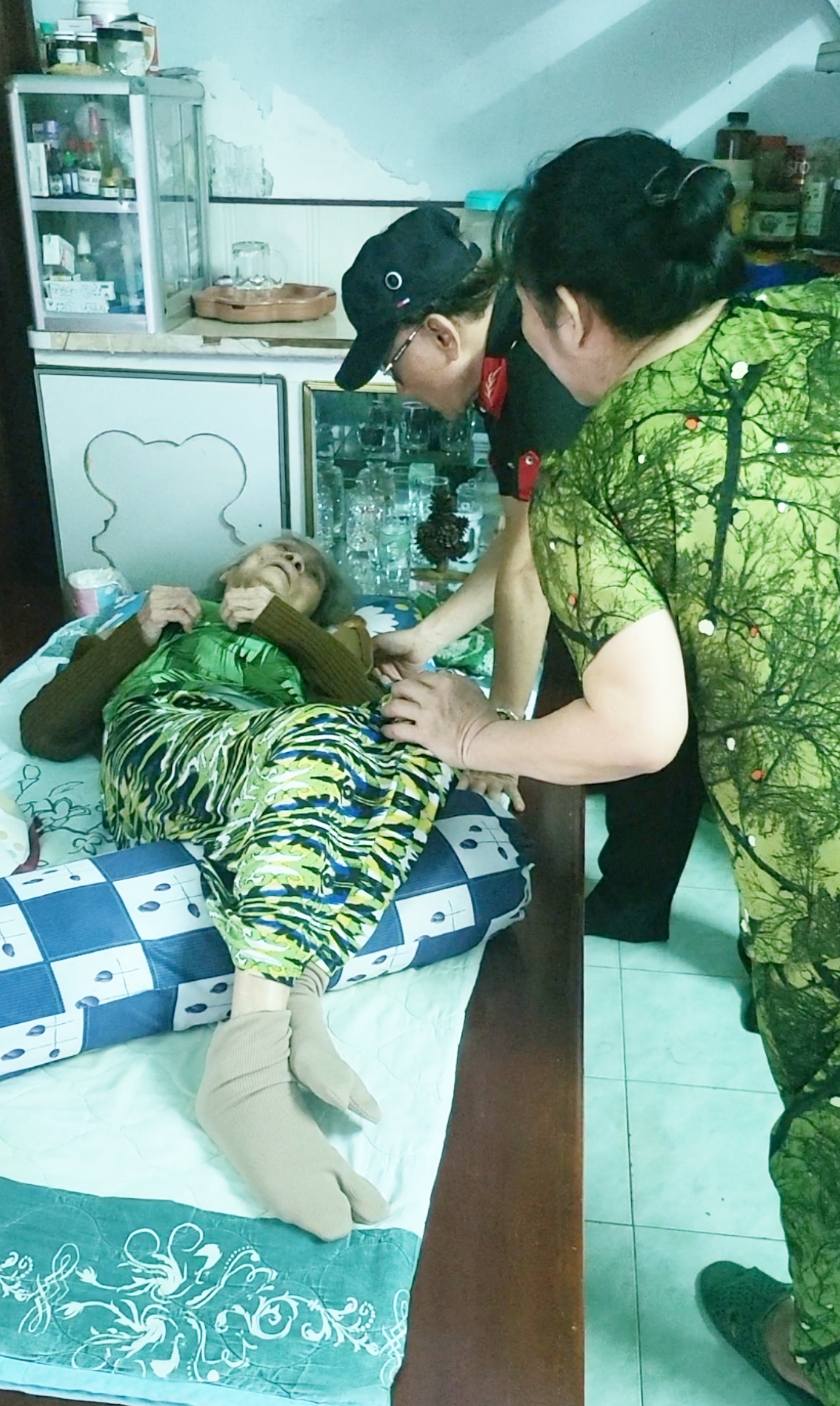 Con trai nghẹn ngào tại lễ kỳ siêu NS Thương Tín: