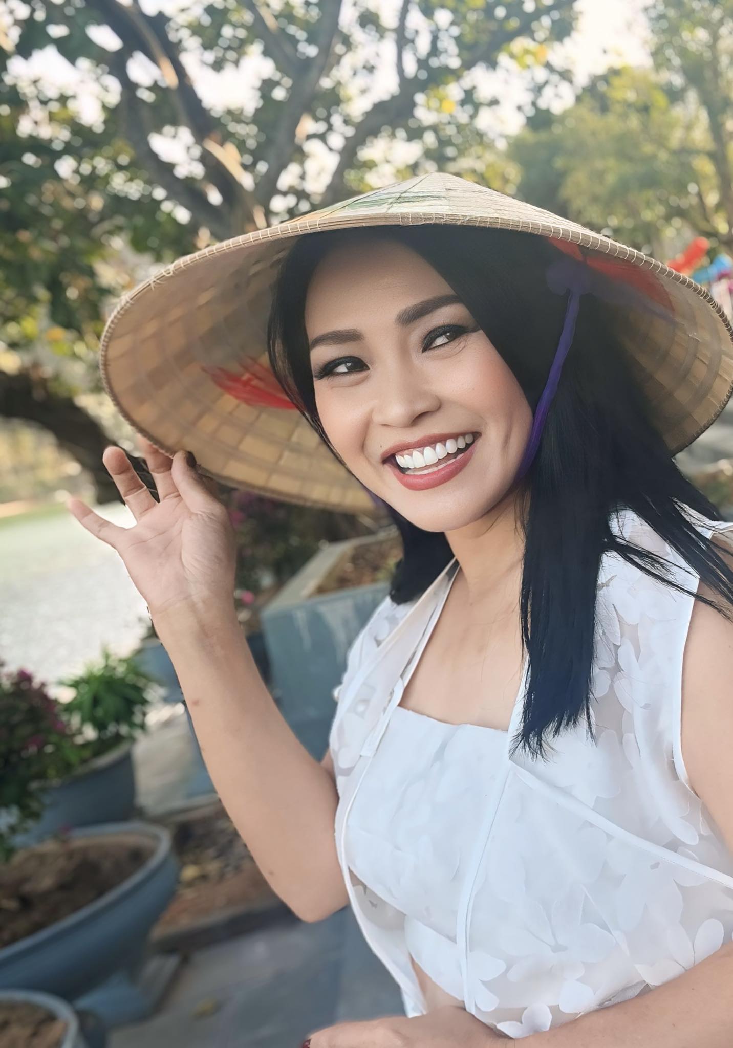 Nữ ca sĩ đình đám U55 công khai lấy trai miền núi, không biết tiếng Việt, luôn sợ chồng ghen vì điều này- Ảnh 1.