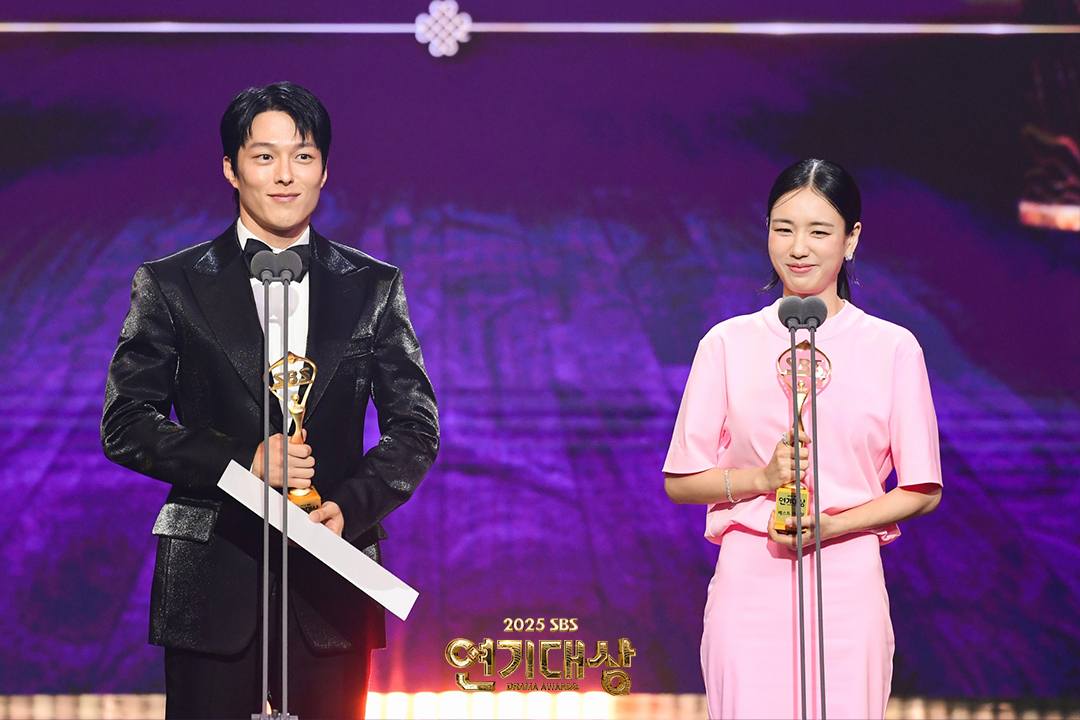 Cặp đôi ngôn tình công khai tình tứ quá mức cho phép ngay trên sóng trực tiếp, 2 anh chị yêu nhau thật đấy à?- Ảnh 2.