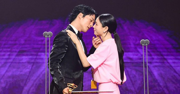 Cặp đôi ngôn tình công khai tình tứ quá mức cho phép ngay trên sóng trực tiếp, 2 anh chị yêu nhau thật đấy à? 60567249714163945067243448323796079321560555n 111705 1767241581495 1767241581922200975006 47 0 612 1080 crop 17672417350251877729197jpg