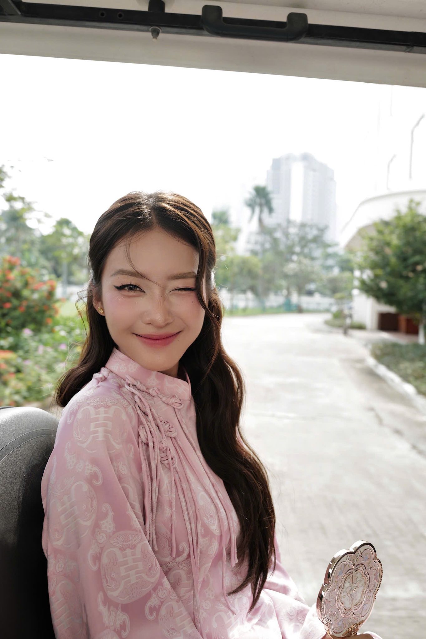 "Tóm dính" Khả Ngân tình tứ đi xem kịch với trai lạ, còn công khai khoác tay cười nói rộn ràng giữa đêm khuya 60579630214136488767845665403912101827545617n 1768006745661133944572 1768010615576 17680106162092095998102