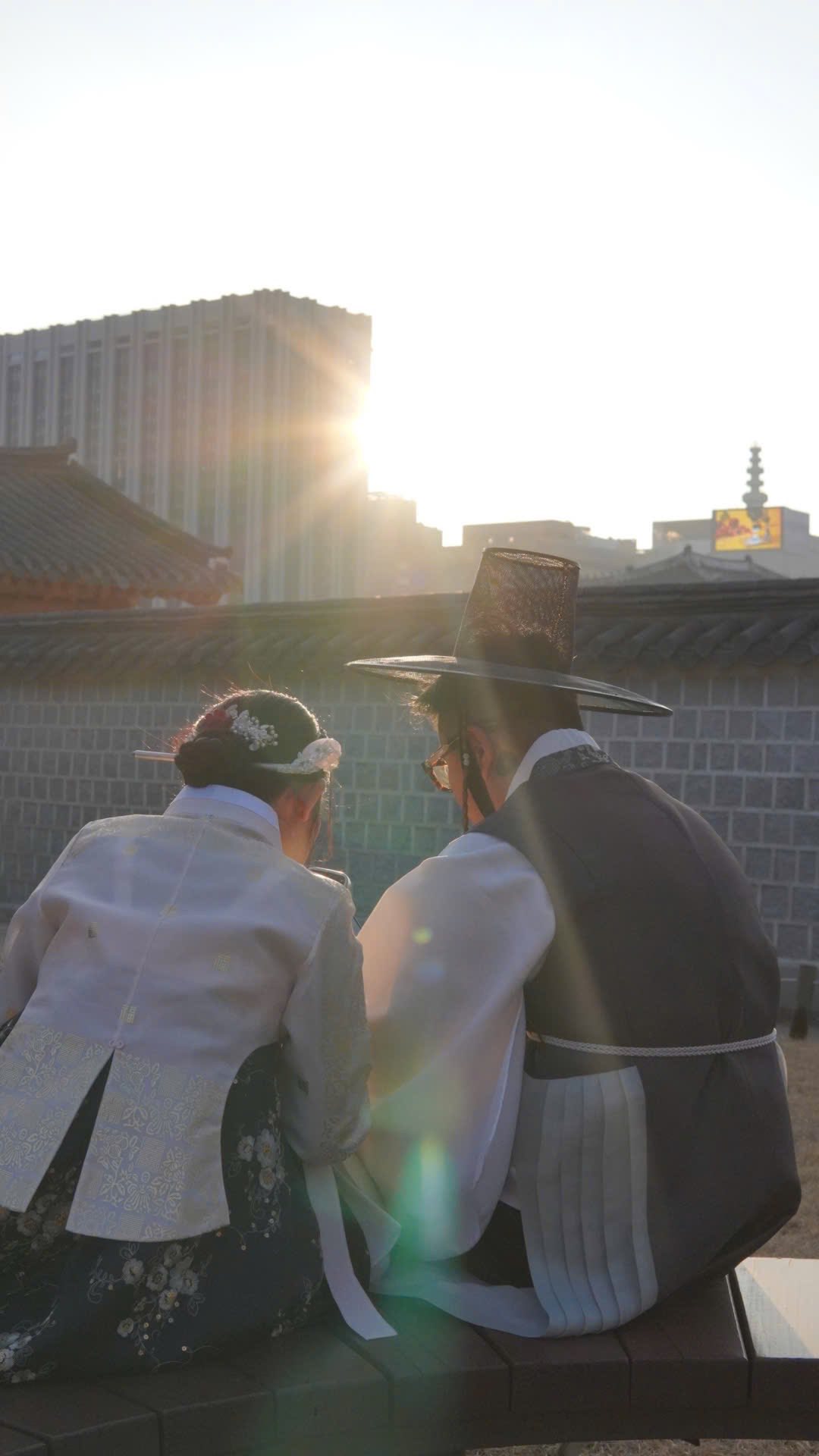 Đạo diễn Vbiz xả kho ảnh bên bạn gái nóng bỏng sau khi