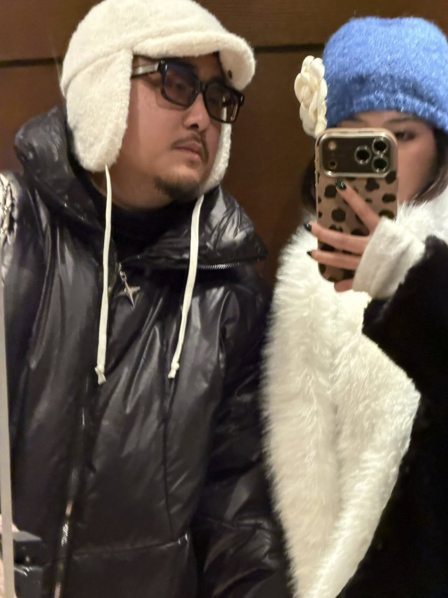 Đạo diễn Vbiz xả kho ảnh bên bạn gái nóng bỏng sau khi