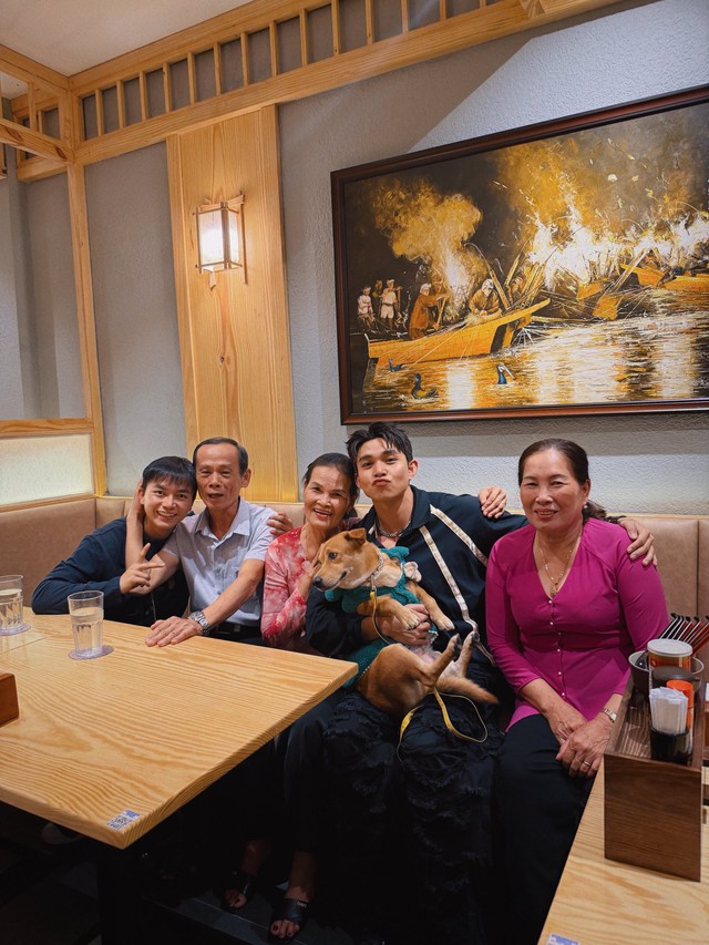 Ấm lòng dịp đầu năm: Gia đình Haha gặp chú thím Chín Cường, khoảnh khắc chung khung hình gây chú ý- Ảnh 1.