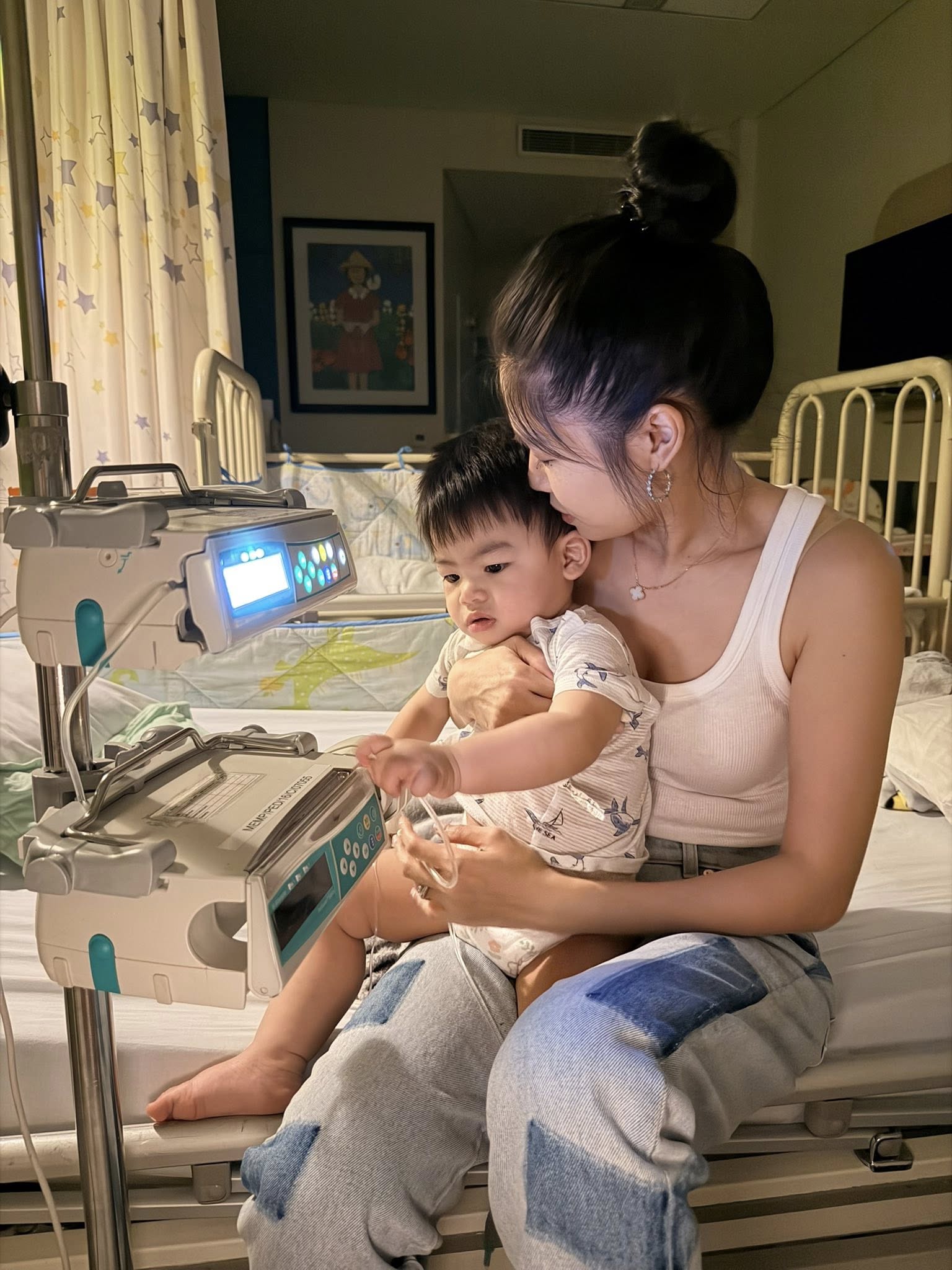 Sao Vbiz bất an vì con 2 ngày 2 đêm không ngủ, liên tục nôn ói- Ảnh 3.