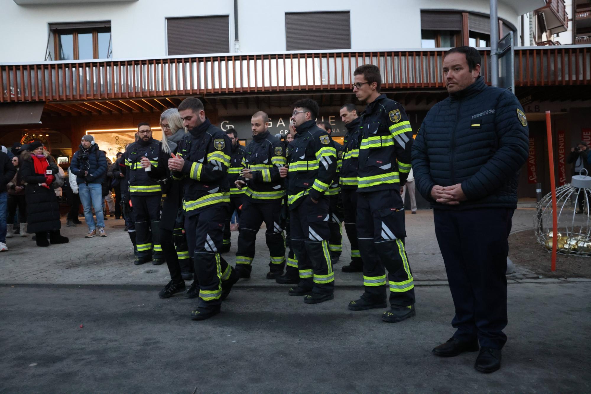 Thuỵ Sĩ bao trùm trong tang thương: Đội cứu hỏa cùng bật khóc khi tưởng niệm các nạn nhân mình không thể cứu sống- Ảnh 4.