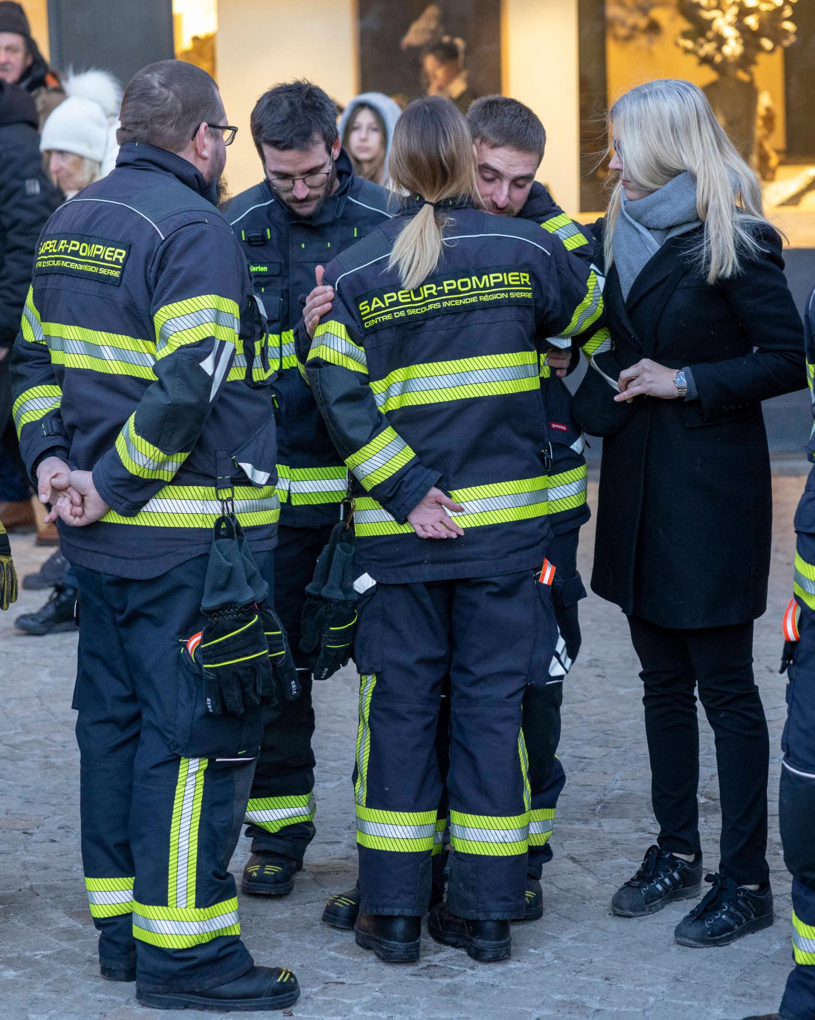 Thuỵ Sĩ bao trùm trong tang thương: Đội cứu hỏa cùng bật khóc khi tưởng niệm các nạn nhân mình không thể cứu sống- Ảnh 6.