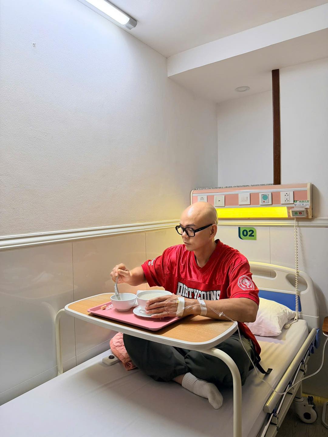 Nam ca sĩ Việt nhập viện vì kiệt sức, ngày chỉ ngủ 3 tiếng- Ảnh 2.