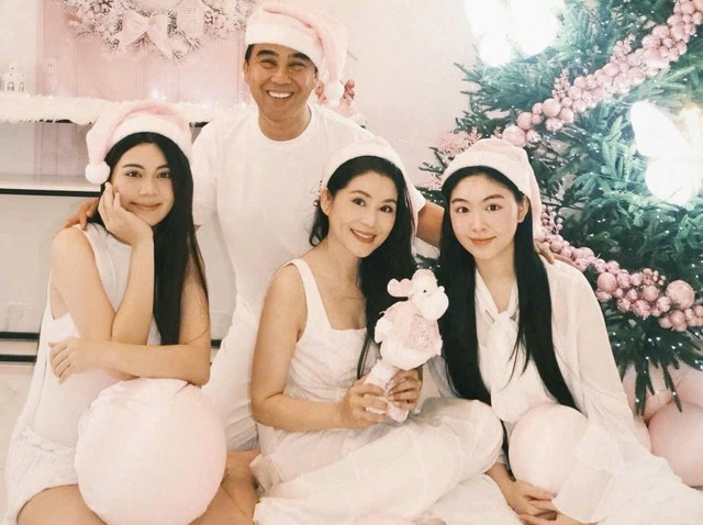 Touliver đón Tóc Tiên tận nơi, dàn sao Vbiz lần đầu công khai loạt tin vui khép lại 2025!- Ảnh 15.