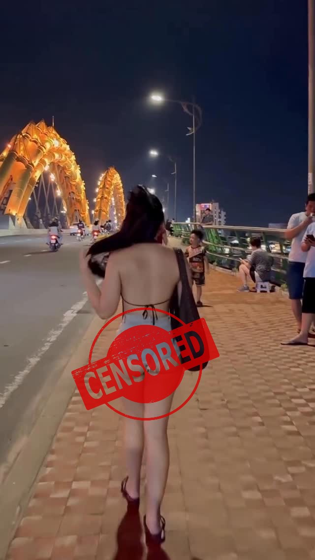 Ăn mặc phản cảm nơi công cộng, hot girl khiến người xem không khỏi