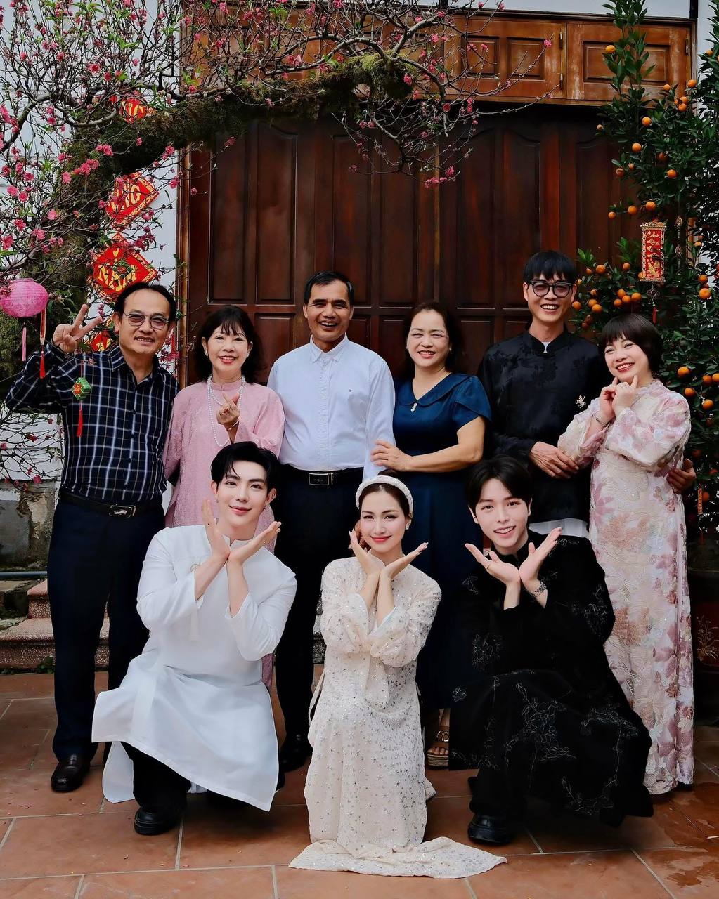 Hoa dâm bụt giữ chuỗi gặp mặt đầu năm, 3 gia đình sum vầy đầu xuân- Ảnh 1. Hoa dâm bụt giữ chuỗi gặp mặt đầu năm, 3 gia đình sum vầy đầu xuân- Ảnh 1.