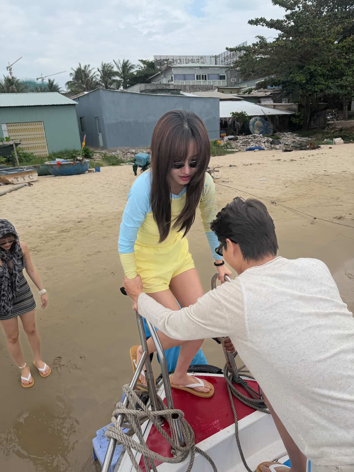 Cặp chị - em hẹn hò mà cả showbiz Việt đều biết: Bị hội bạn khui sạch hint, lộ cả chuyện ra mắt gia đình- Ảnh 1.