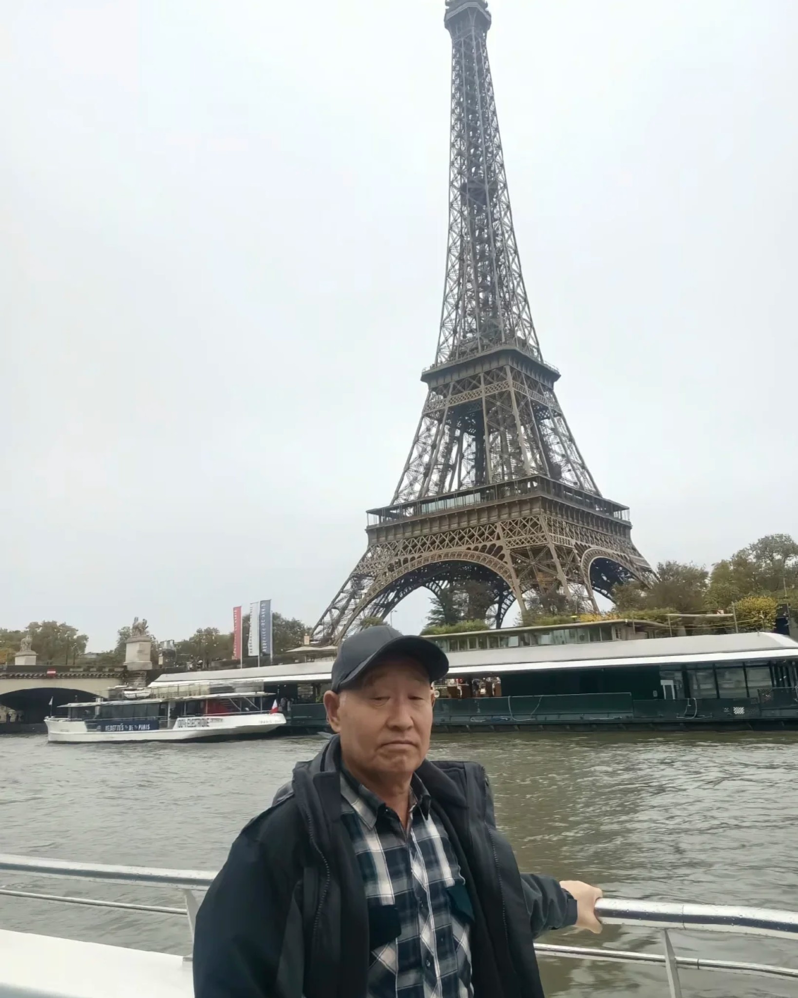 Bộ ảnh đi chơi Paris của ông chú trung niên viral toàn cầu: Cả năm marketing của du lịch Pháp “thua đau” dưới 1 chiếc điện thoại- Ảnh 1.