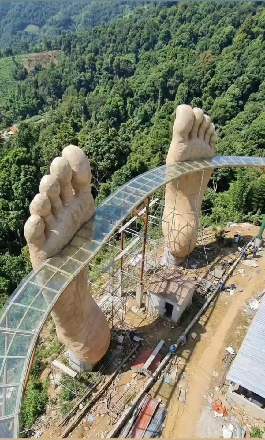 Thực hư về bức ảnh cây cầu Bàn Chân - “đối thủ” của cầu Vàng vừa xuất hiện đang khiến cả MXH hoang mang không thôi- Ảnh 1.