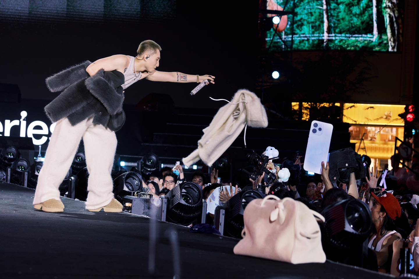 Vệ sĩ căng dù che kín không để lộ Sơn Tùng dù 1 giây, đại gia showbiz nhưng vẫn chung thuỷ với một thứ- Ảnh 5.