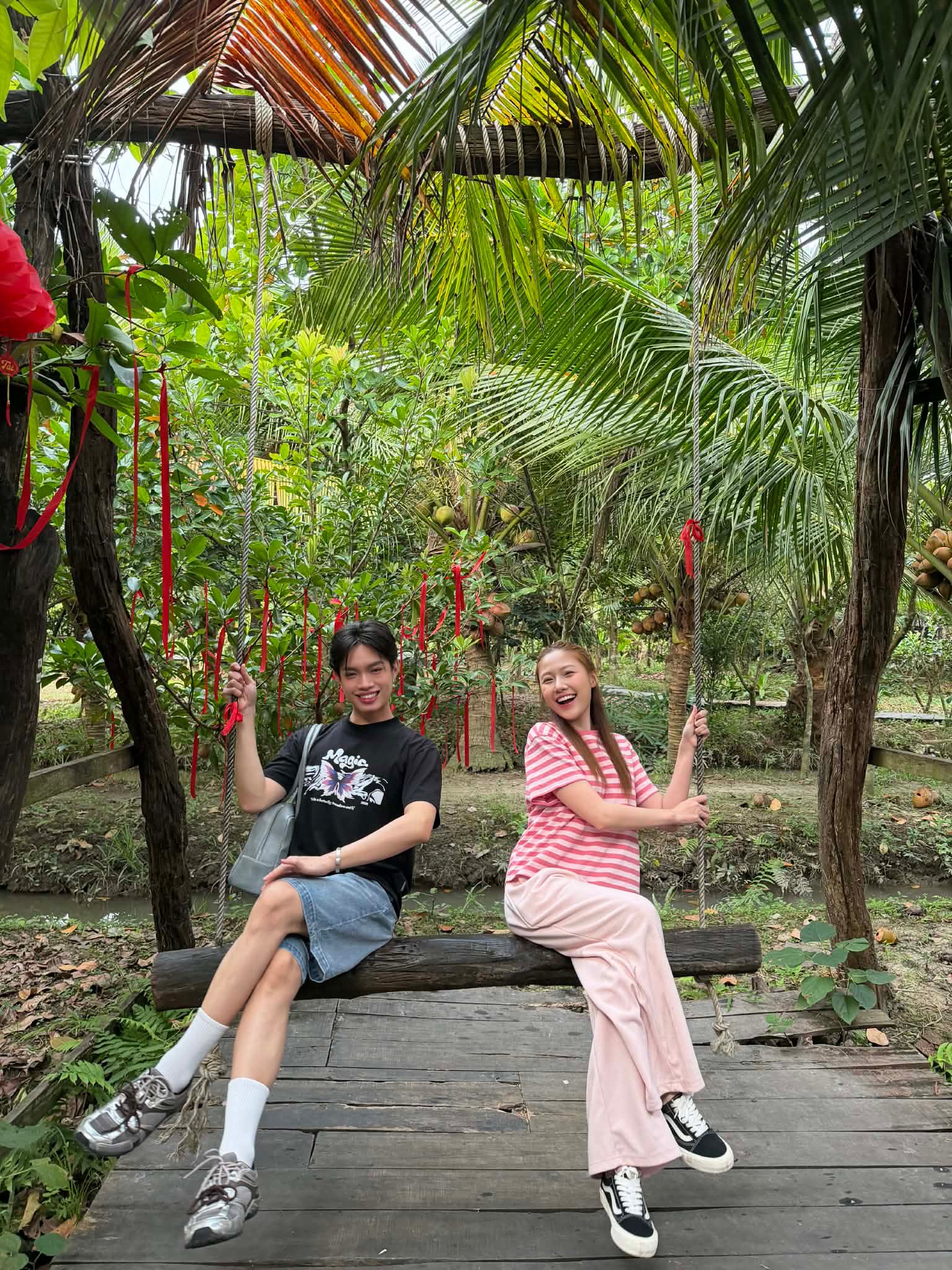 Em gái Trấn Thành về quê bạn trai rapper, để lộ mối quan hệ với