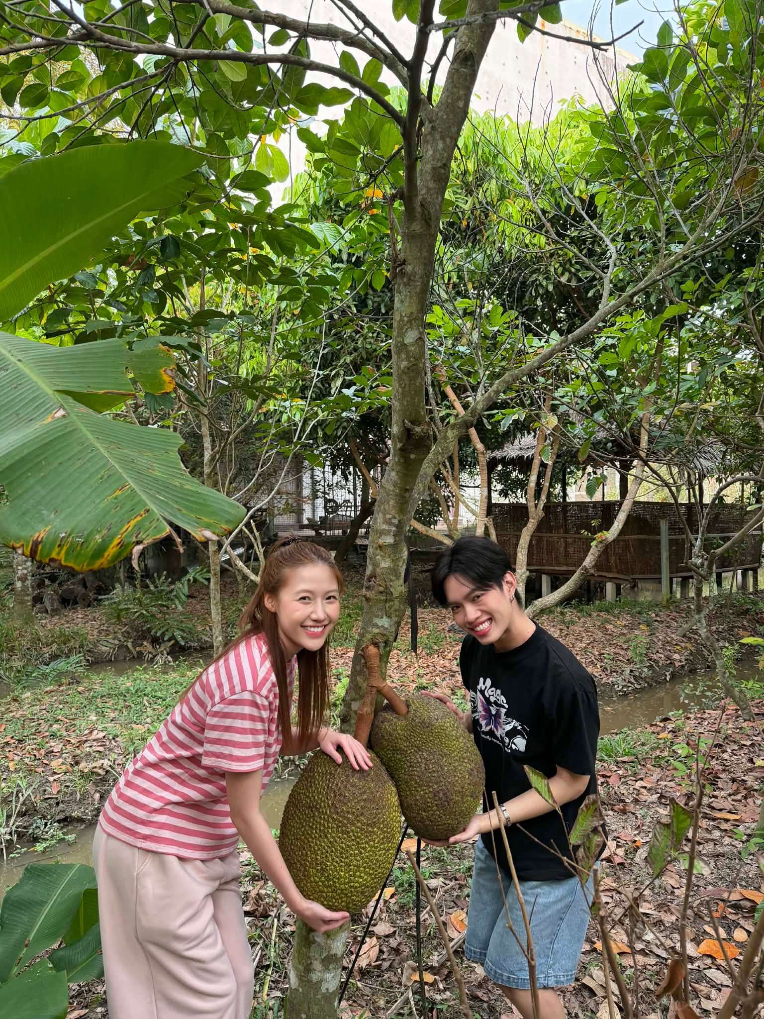 Em gái Trấn Thành về quê bạn trai rapper, để lộ mối quan hệ với