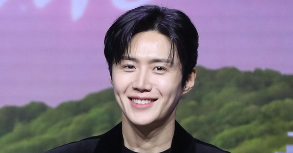 MXH mê mẩn phiên dịch viên đẹp nhất Hàn Quốc: Cười lên sáng bừng khung hình, nể nhất học 3 thứ tiếng trong 4 tháng 61521449213827307971989127892459505445977046n 1768314621929 17683146227391772339638 78 0 706 1200 crop 1768314673572329968843jpg