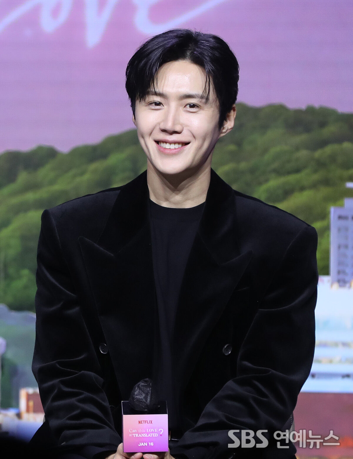 MXH mê mẩn phiên dịch viên đẹp nhất Hàn Quốc: Cười lên sáng bừng khung hình, nể nhất học 3 thứ tiếng trong 4 tháng- Ảnh 1.