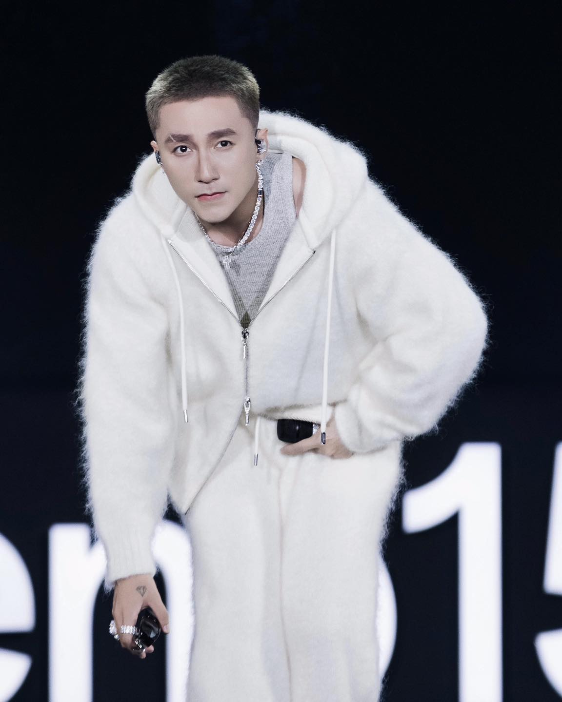 Vệ sĩ căng dù che kín không để lộ Sơn Tùng dù 1 giây, đại gia showbiz nhưng vẫn chung thuỷ với một thứ- Ảnh 3.