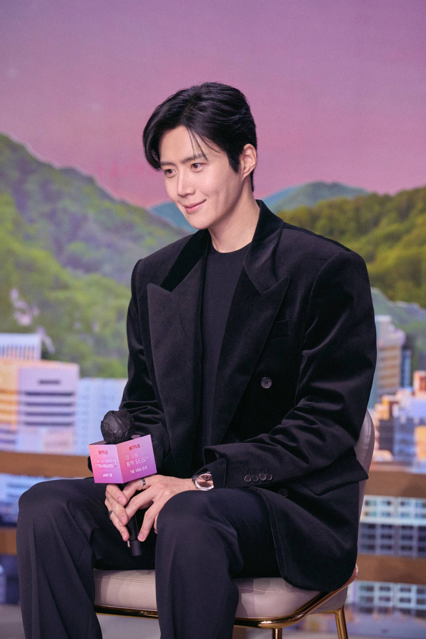 MXH mê mẩn phiên dịch viên đẹp nhất Hàn Quốc: Cười lên sáng bừng khung hình, nể nhất học 3 thứ tiếng trong 4 tháng- Ảnh 4.