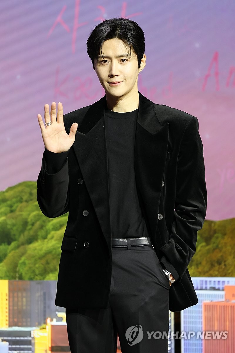 MXH mê mẩn phiên dịch viên đẹp nhất Hàn Quốc: Cười lên sáng bừng khung hình, nể nhất học 3 thứ tiếng trong 4 tháng- Ảnh 2.