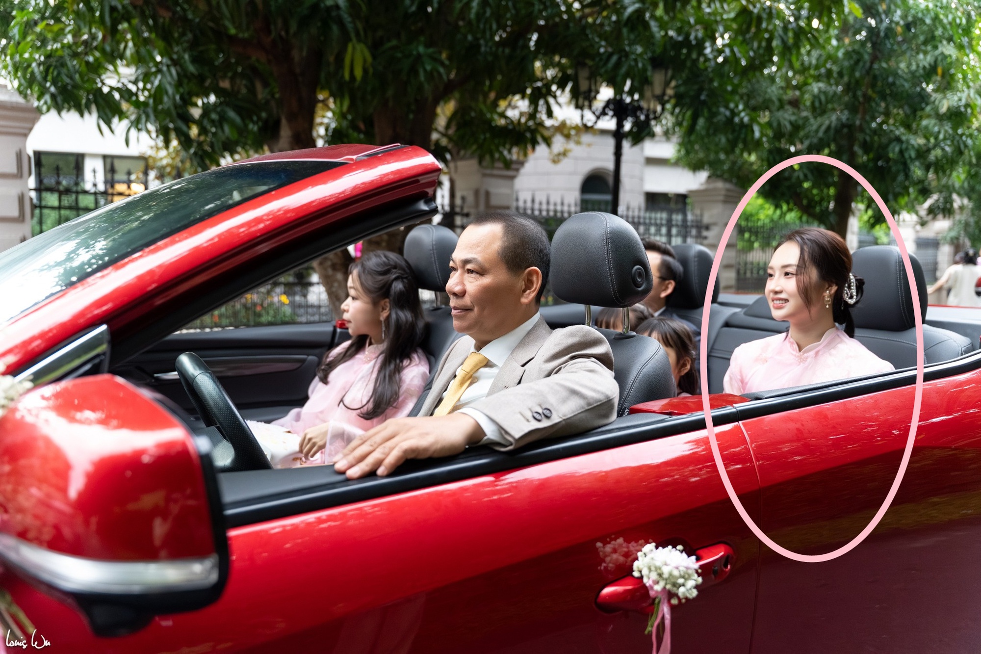 Khung hình cực hiếm của con dâu cả nhà tỷ phú trong lễ cưới Phương Nhi- Ảnh 1.