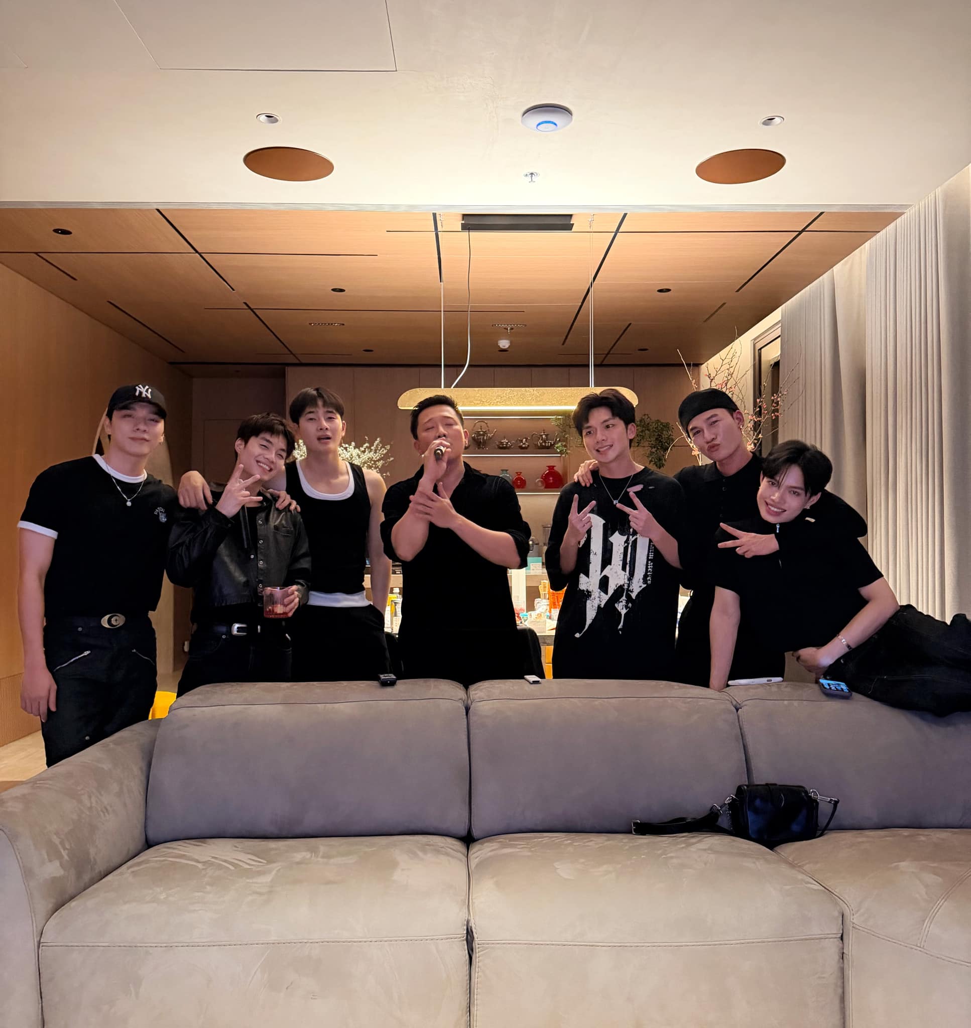 Chuyện gì đang xảy ra ở nhà của Trấn Thành?- Ảnh 2. Chuyện gì đang xảy ra ở nhà của Trấn Thành?- Ảnh 2.