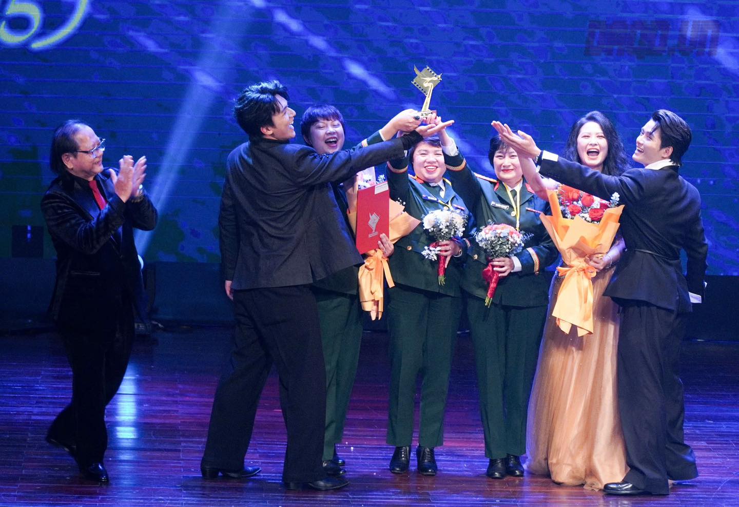 Cánh Diều 2025: Mưa Đỏ và Mang Mẹ Đi Bỏ thắng lớn, 1 phim Việt giờ vàng làm nên bất ngờ- Ảnh 1.