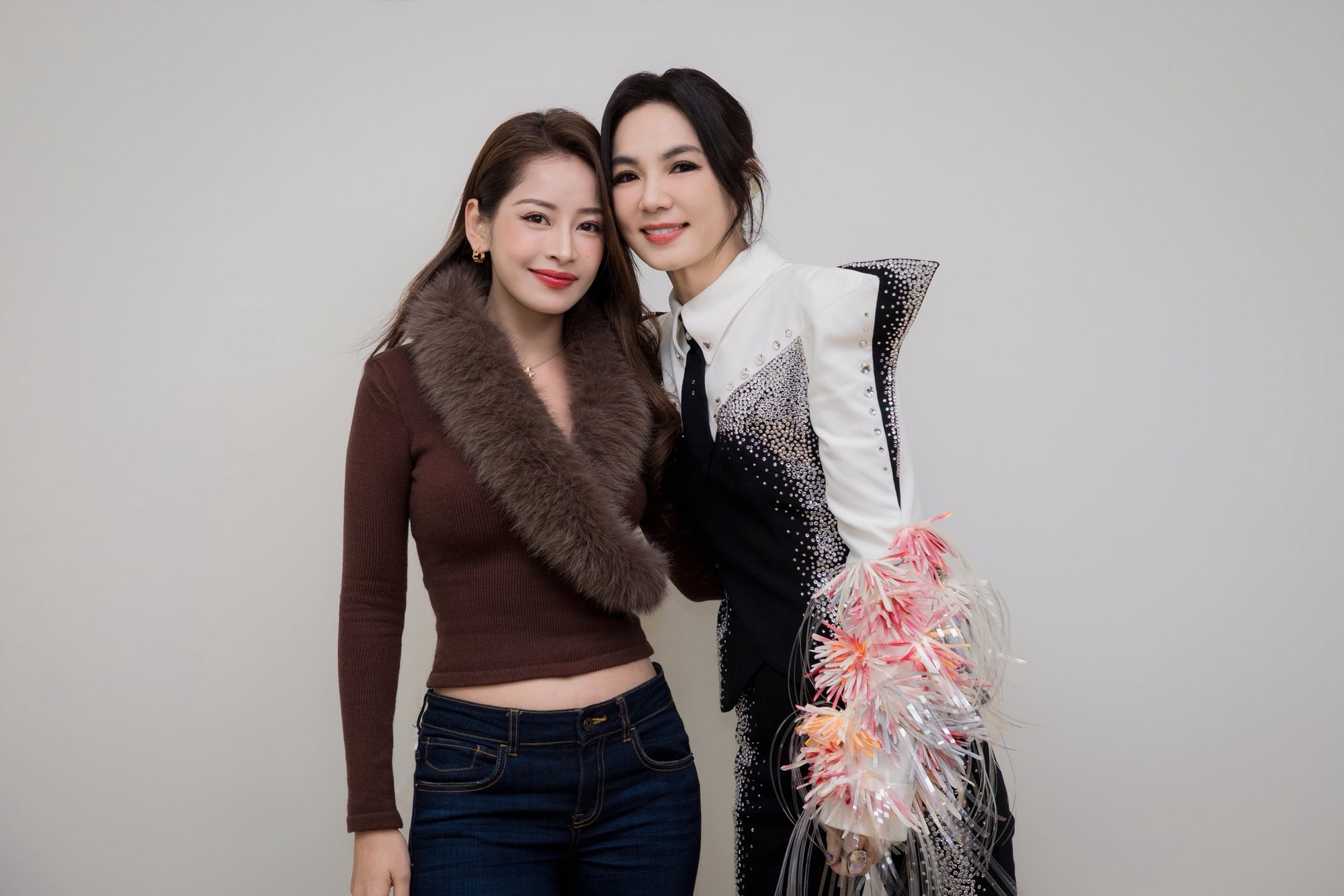 Clip Chi Pu ôm hôn sao nữ đình đám xứ Trung- Ảnh 2.