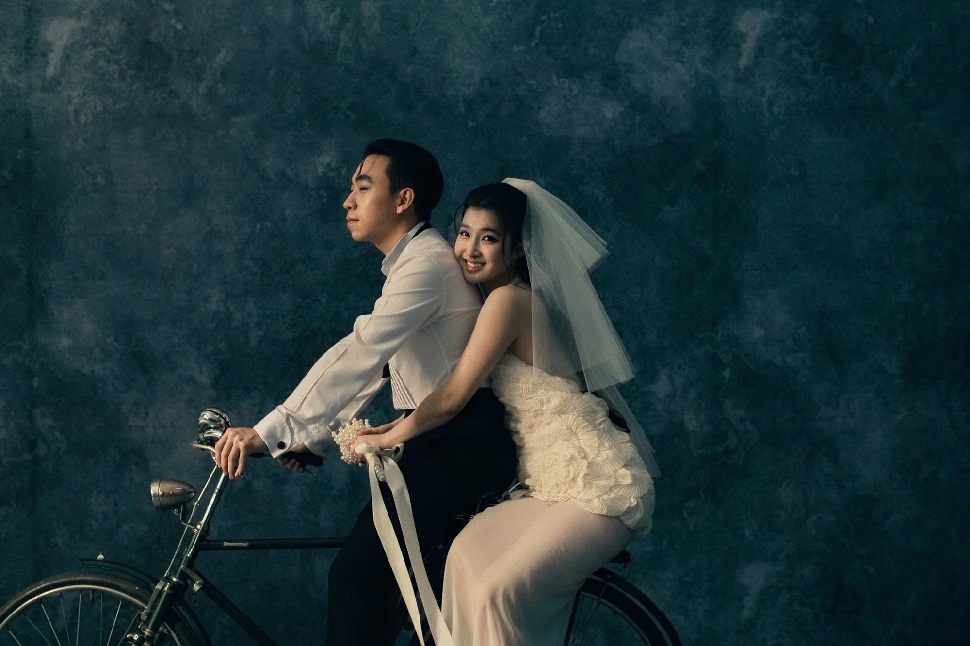 Clip siêu hiếm hé lộ không gian đám cưới Phương Nhi: 1 nam ca sĩ điển trai hát mừng, cô dâu chú rể đâu rồi?- Ảnh 4.