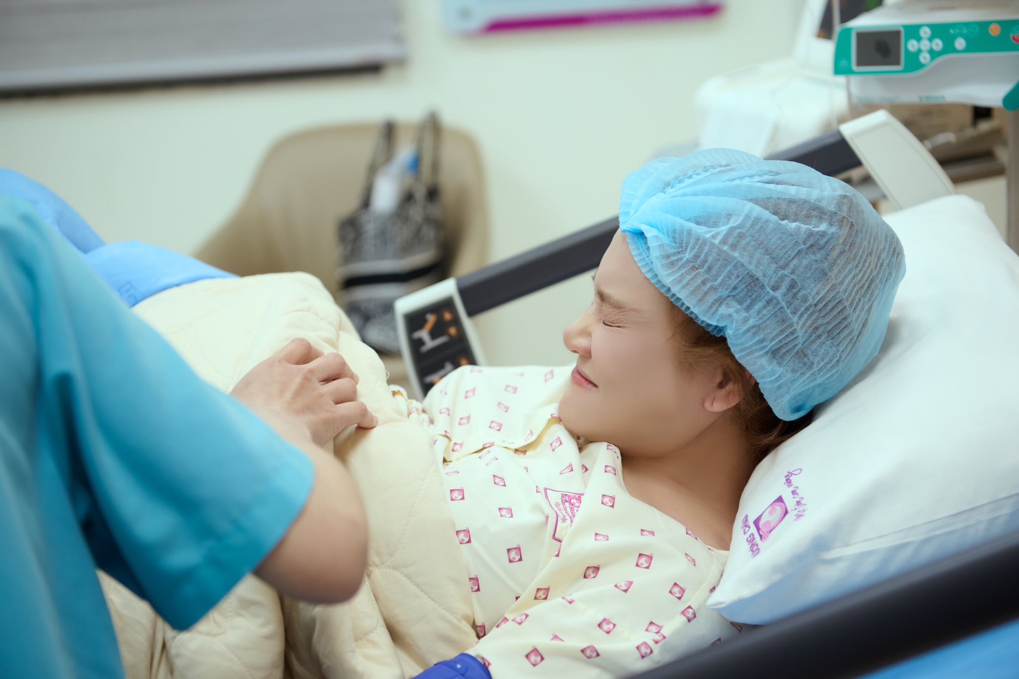 Nhã Phương sinh con lần 3, Trường Giang khóc nấc nhìn vợ qua điện thoại- Ảnh 1.