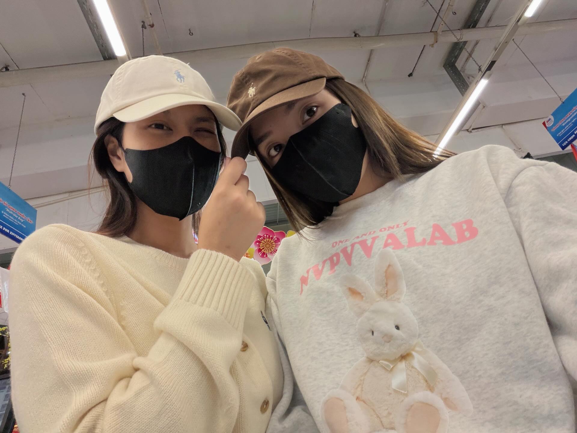 "Team qua đường" tóm dính Kỳ Duyên và Thiên Ân tình tứ giữa trung tâm thương mại 620965506179401418821098767051471730115268306n 17694007086411355132636 1769403647975 1769403648272325741885