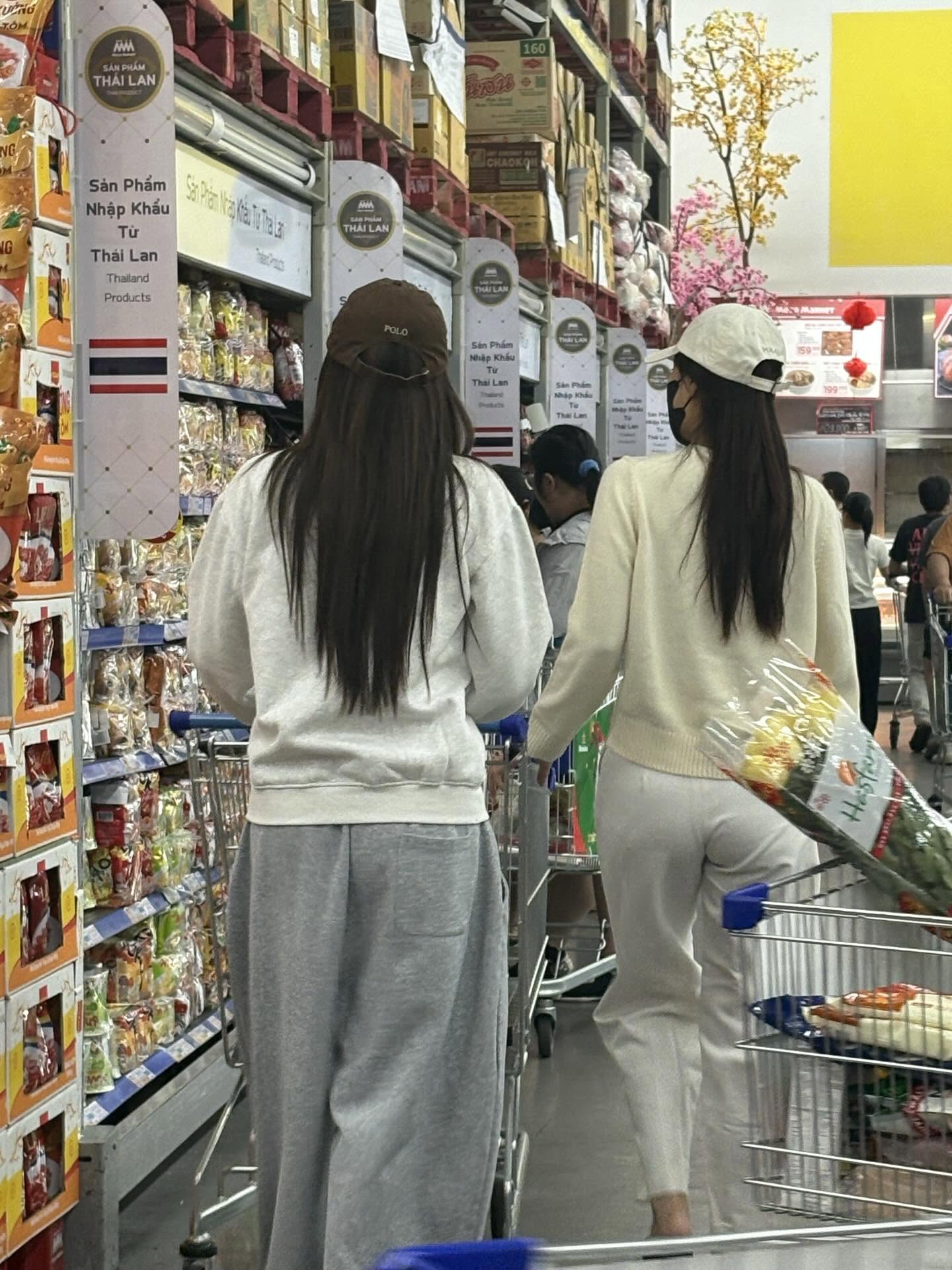 "Team qua đường" tóm dính Kỳ Duyên và Thiên Ân tình tứ giữa trung tâm thương mại 621685891179417055421057017368600543320015417n 176940066025953979547 1769403637882 1769403638226885221929