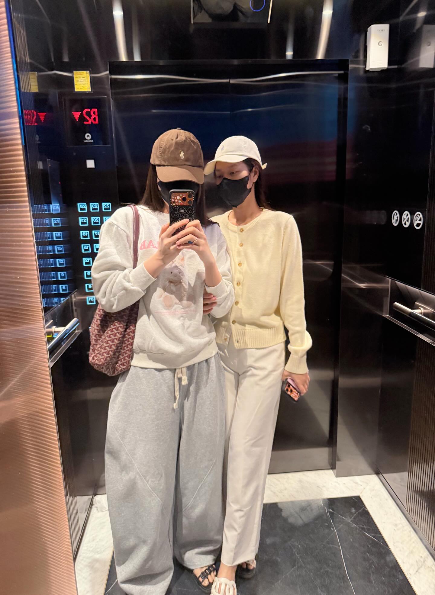 "Team qua đường" tóm dính Kỳ Duyên và Thiên Ân tình tứ giữa trung tâm thương mại 622162093179401418701098769125016845159771504n 17694006795421535370406 1769403639325 1769403643115463086770