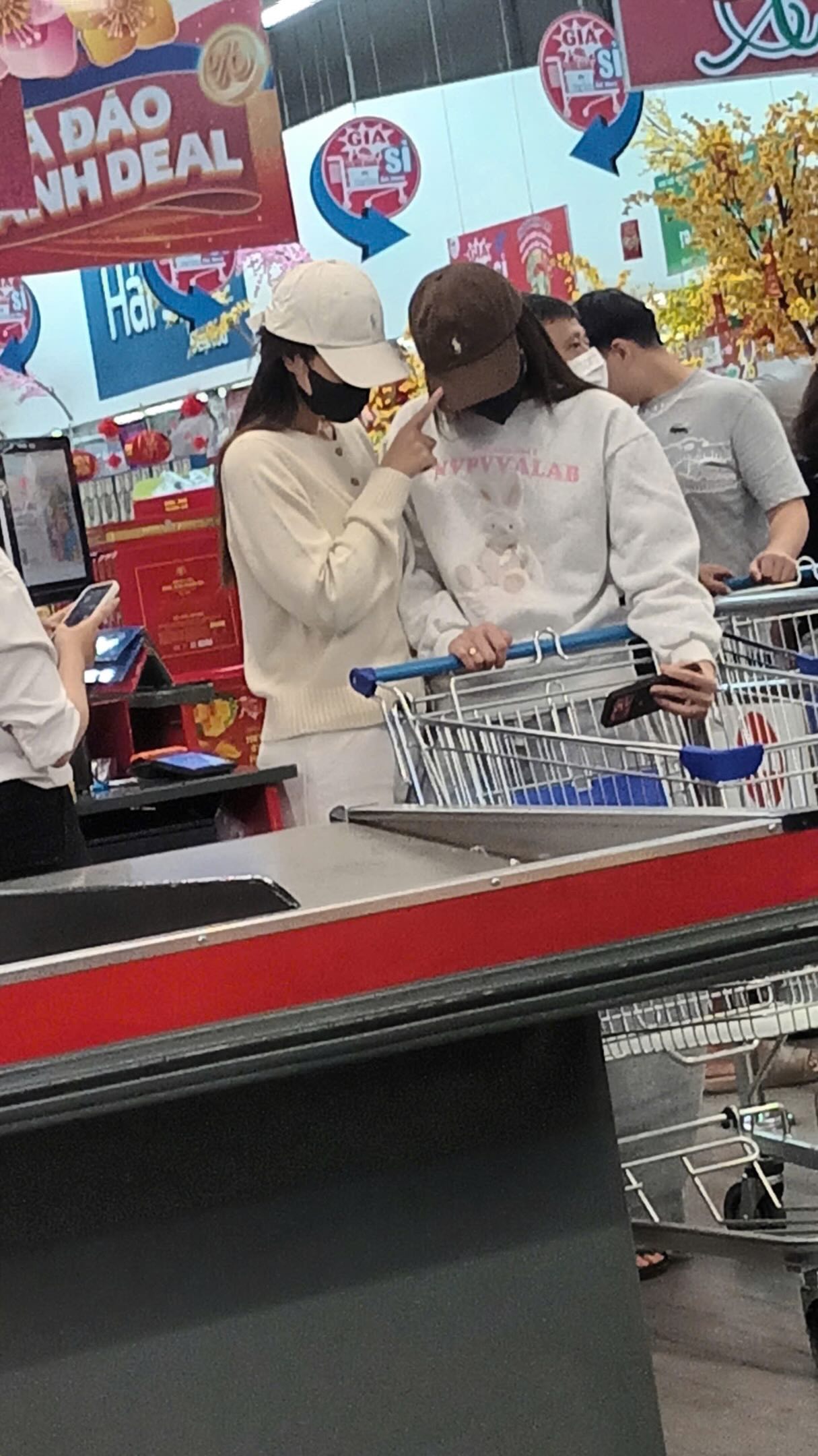 "Team qua đường" tóm dính Kỳ Duyên và Thiên Ân tình tứ giữa trung tâm thương mại 622447447179417055331057015807957203718266837n 1769399760249398921310 1769403646707 17694036472371221635651