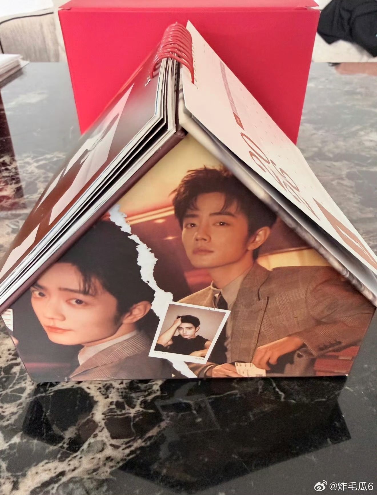 "Đập hộp" quà Tết soi đẳng cấp sao Cbiz: Tiêu Chiến - Triệu Lệ Dĩnh xa xỉ, Lộc Hàm thế nào mà bị bàn tán 6234230341221658634846616368540497404132062514n 17701775985782012650079 1770186381160 17701863813232036120429