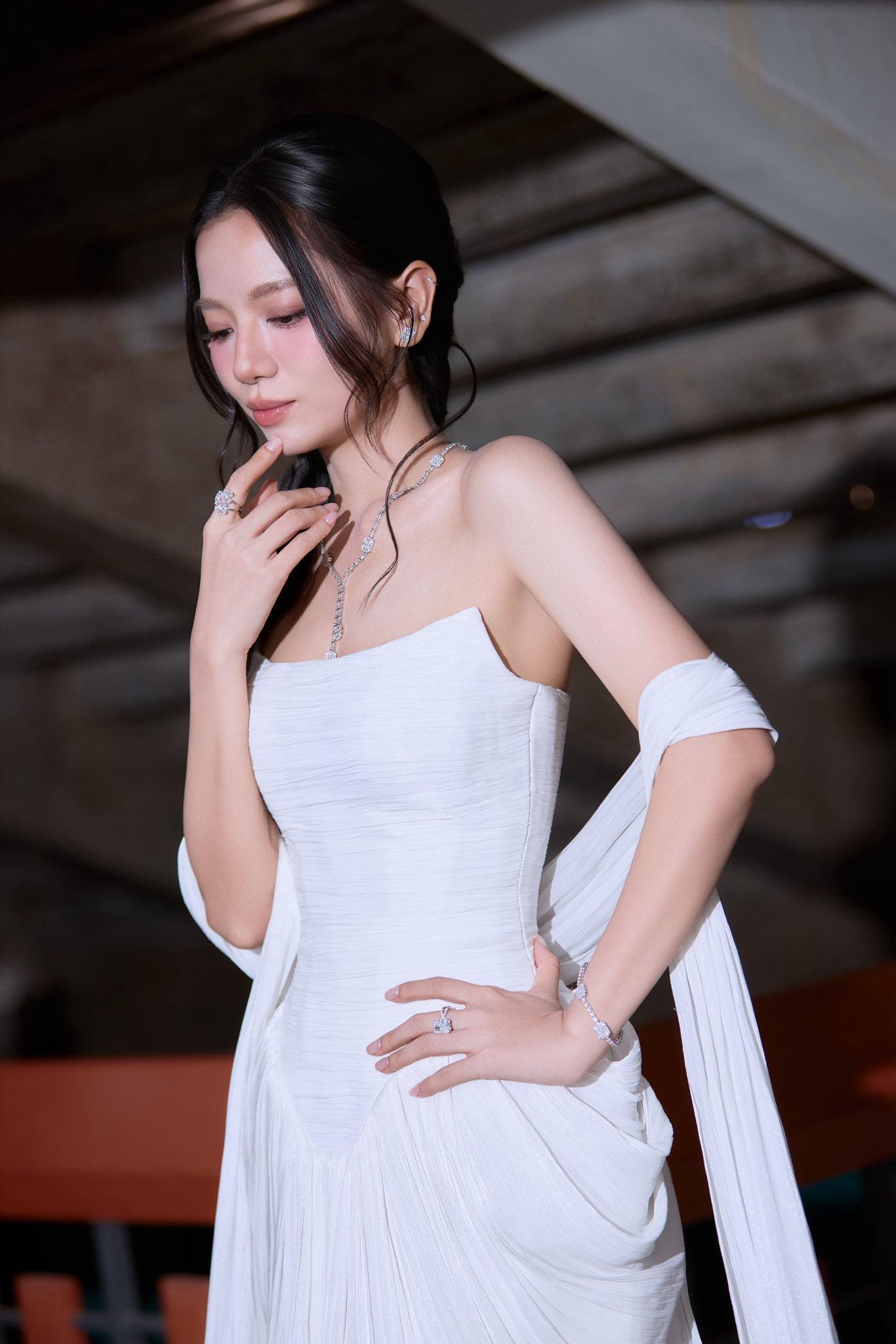 Mỹ nhân Việt đẹp cỡ này mà bị bỏ quên 10 năm trời, cứ xuất hiện là được