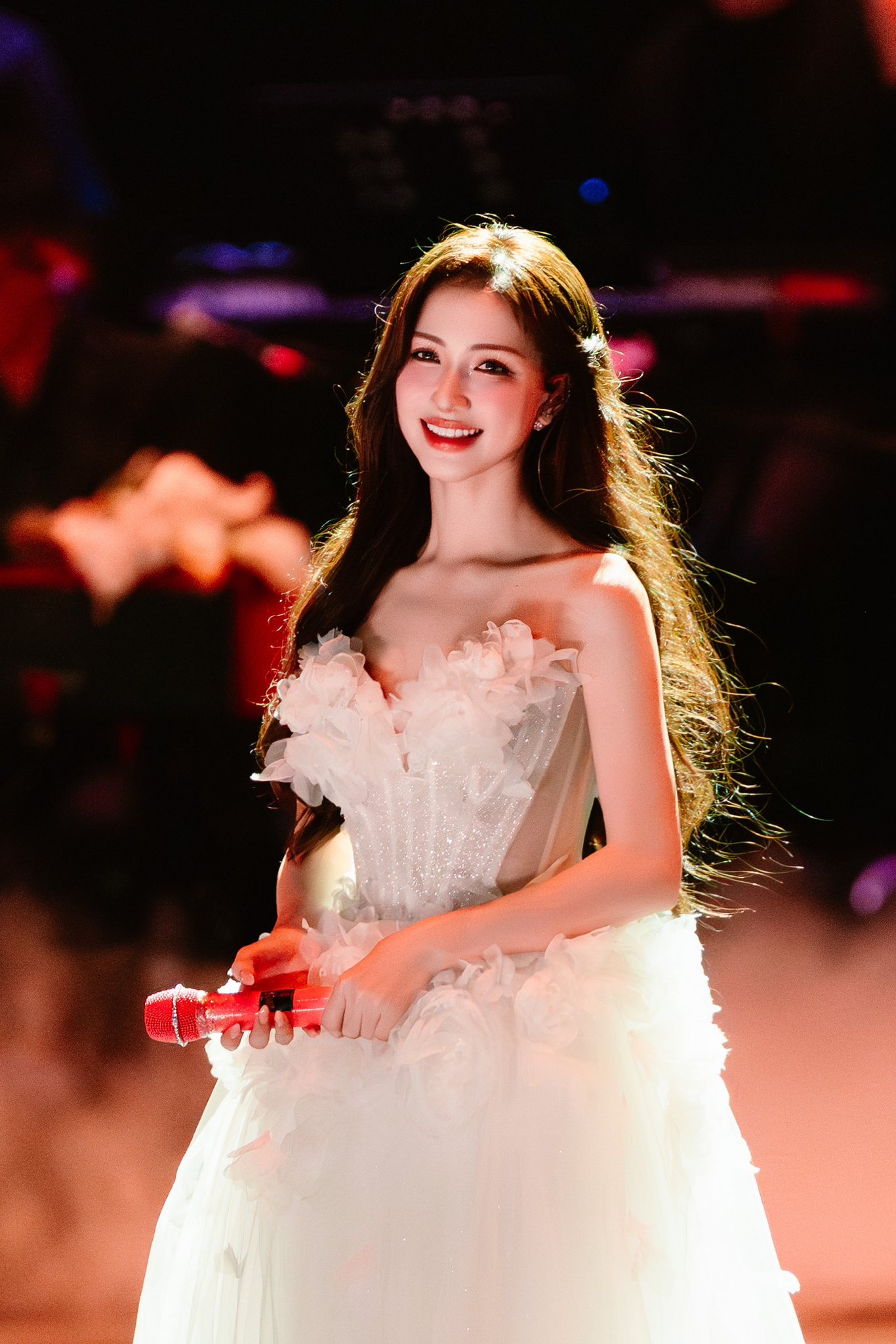 Bức ảnh làm lộ thời điểm Hòa Minzy và bạn trai quân nhân chính thức hẹn hò?