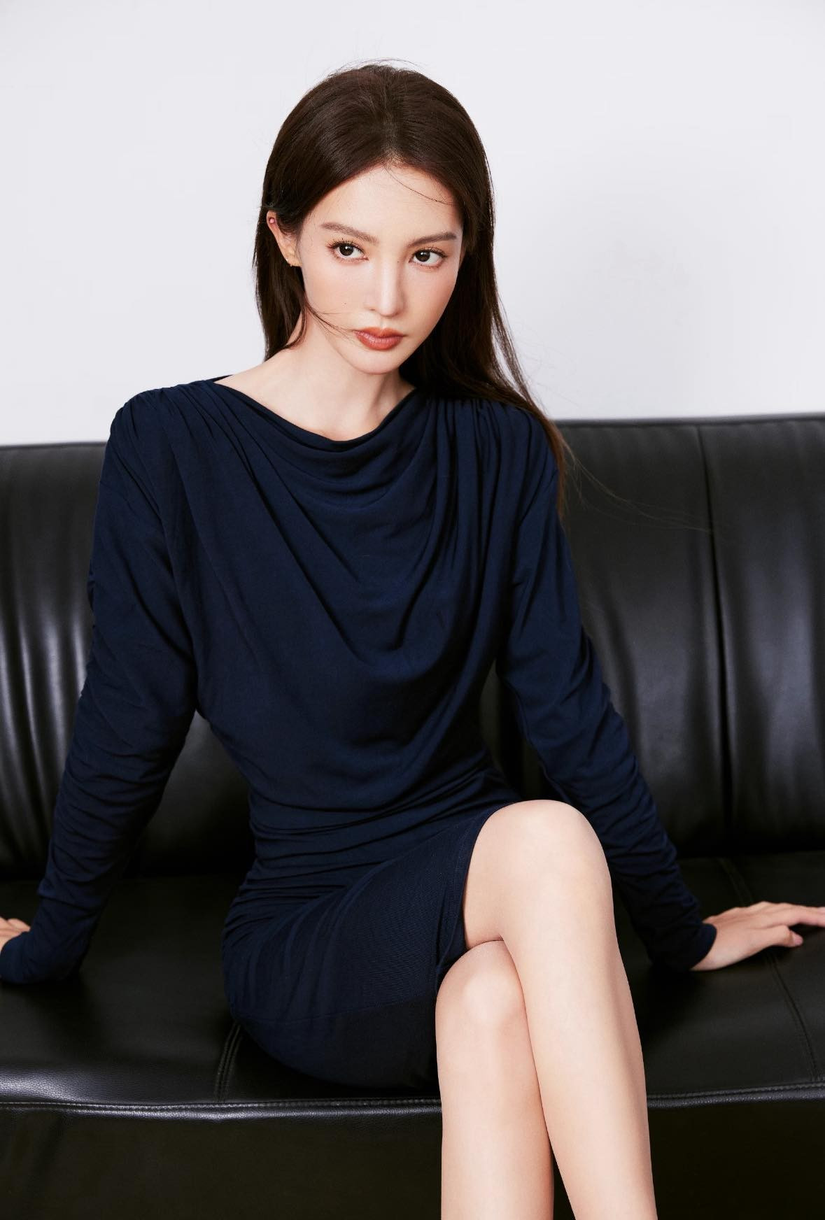 Hoa khôi trường múa bị cảnh cáo- Ảnh 1.