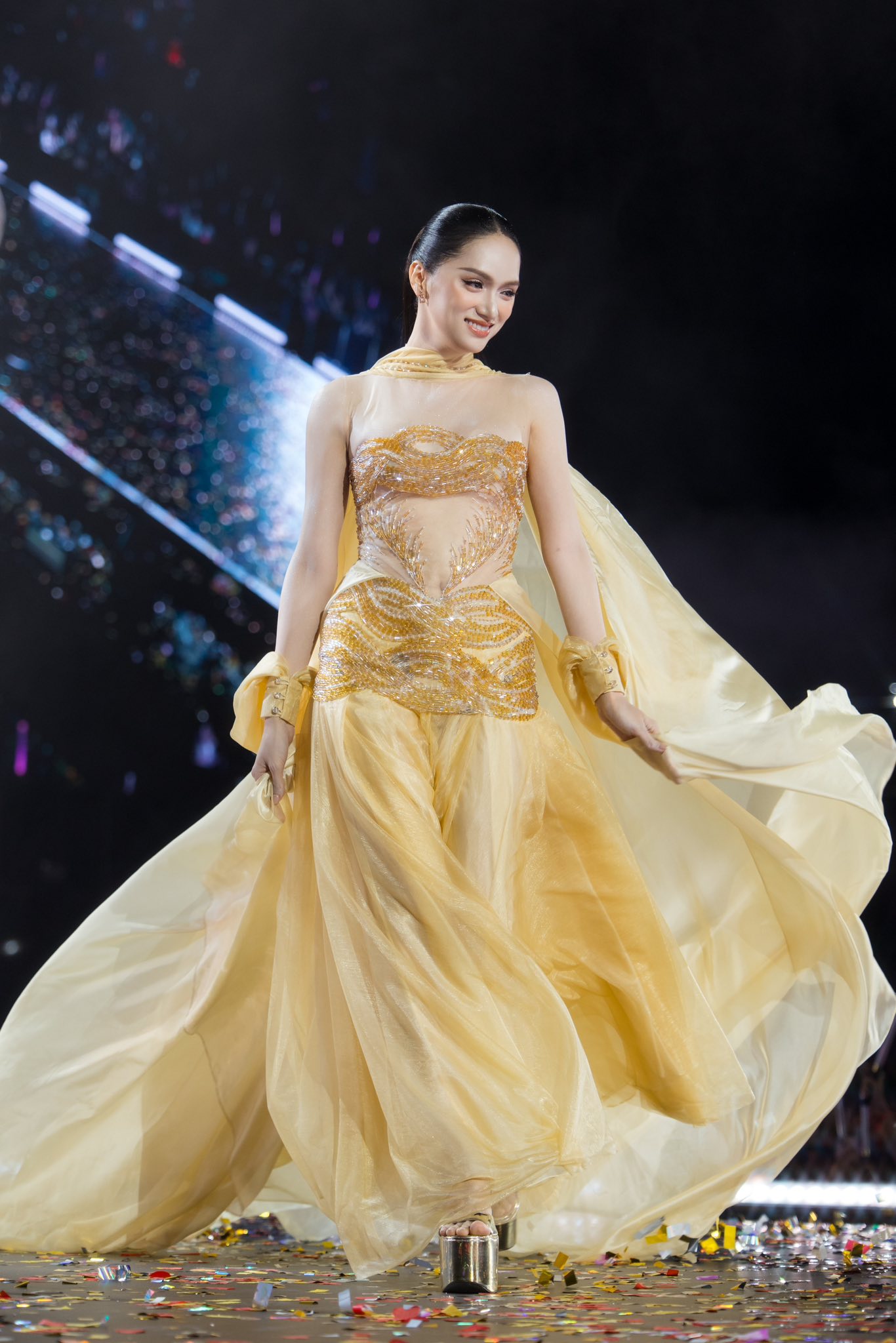 Fan concert Hòa Minzy hóa sân khấu Victoria's Secret: Tiểu Vy đẹp như tiên tử, Thanh Thủy và cả dàn hậu