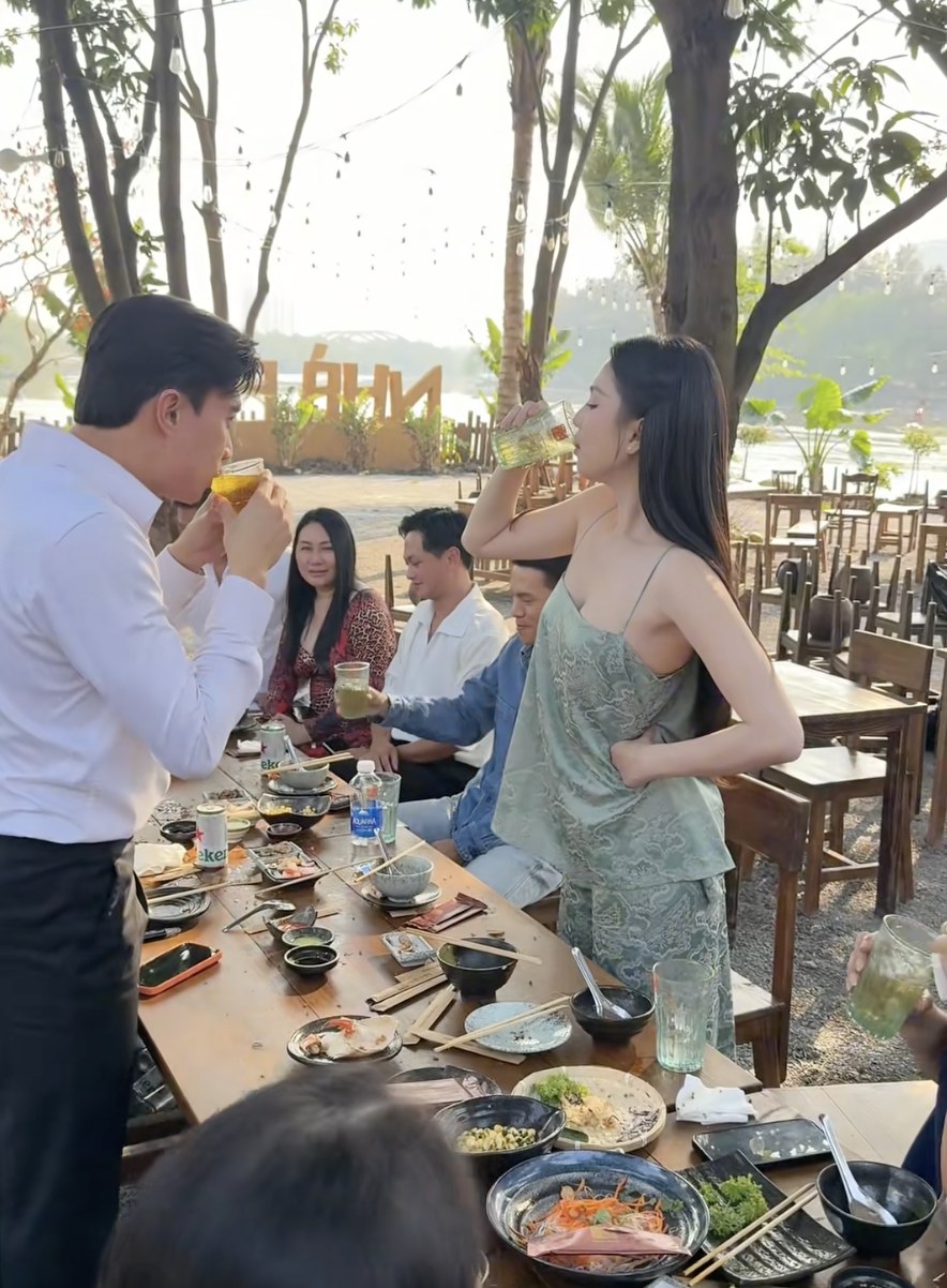 Lộ ảnh Ngọc Trinh ra mắt gia đình 1 nam diễn viên Vbiz giàu có, đẹp trai- Ảnh 1.