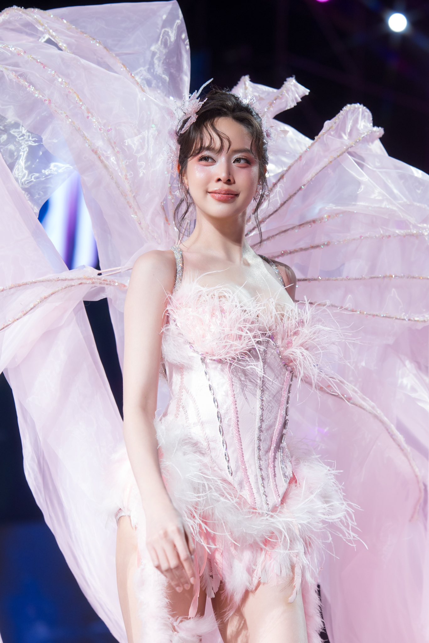 Fan concert Hòa Minzy hóa sân khấu Victoria's Secret: Tiểu Vy đẹp như tiên tử, Thanh Thủy và cả dàn hậu