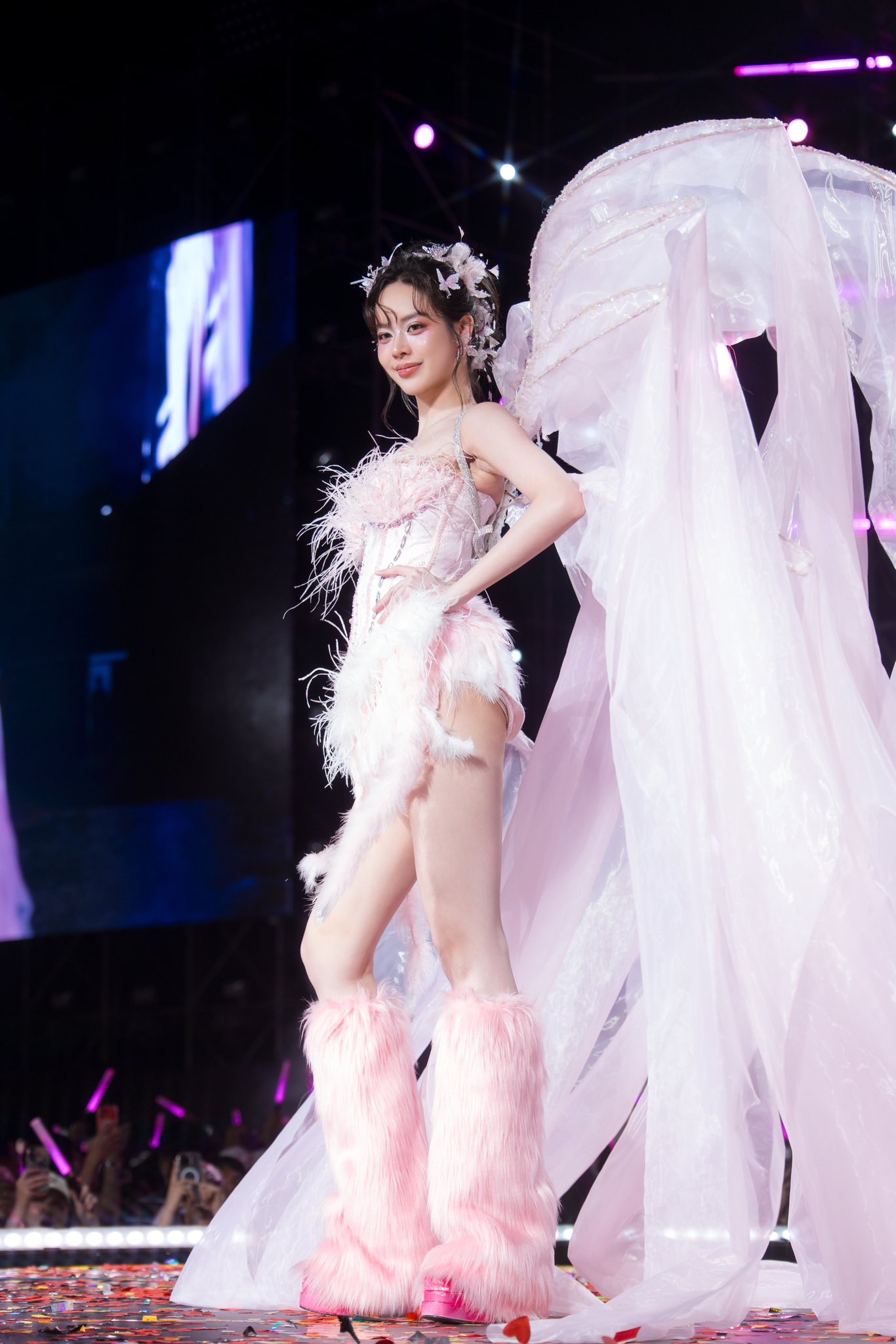 Fan concert Hòa Minzy hóa sân khấu Victoria's Secret: Tiểu Vy đẹp như tiên tử, Thanh Thủy và cả dàn hậu