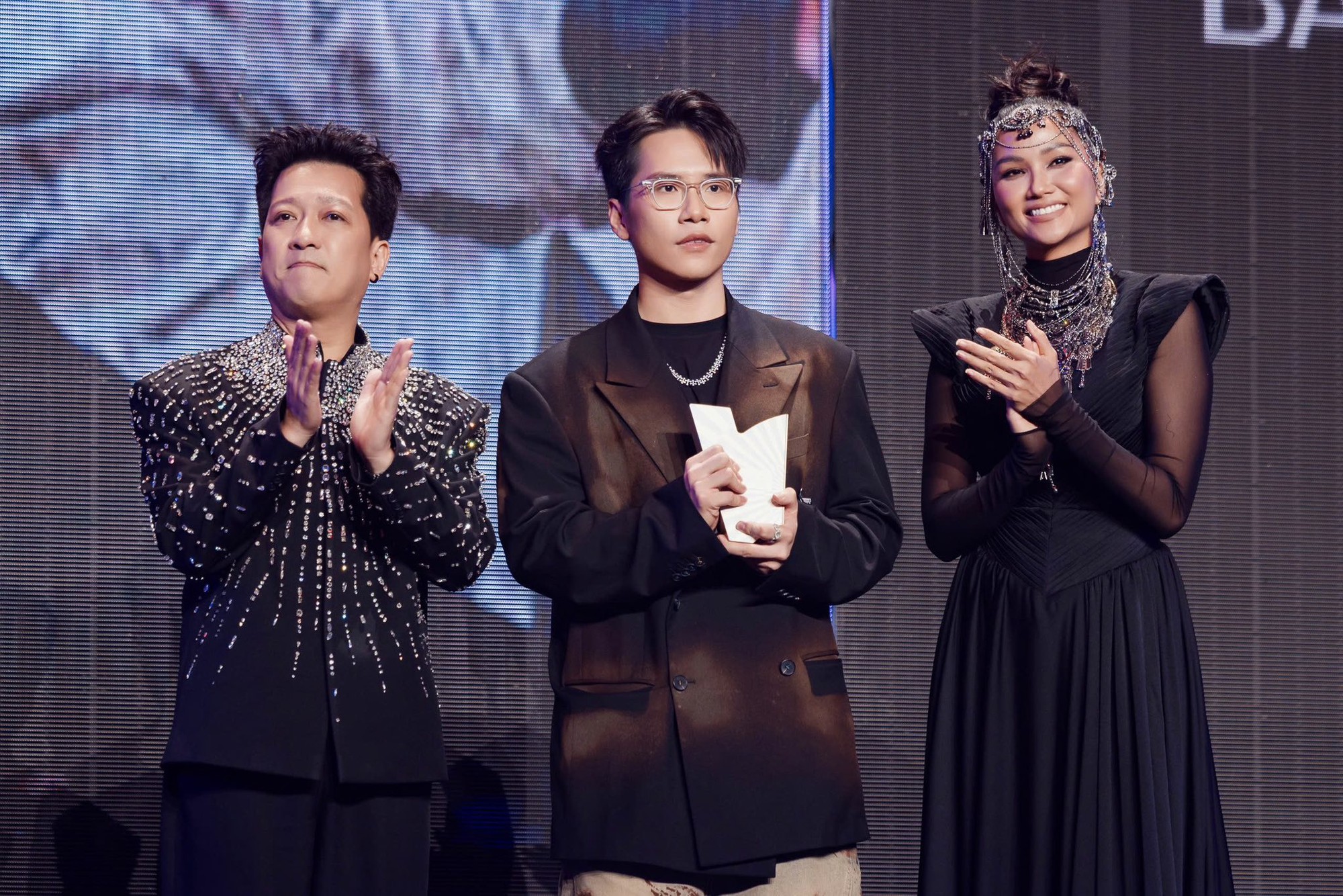 Khung hình đắt giá tại WeChoice Awards 2025: 5 nàng hậu tụ họp, nhan sắc bất phân thắng bại- Ảnh 2.