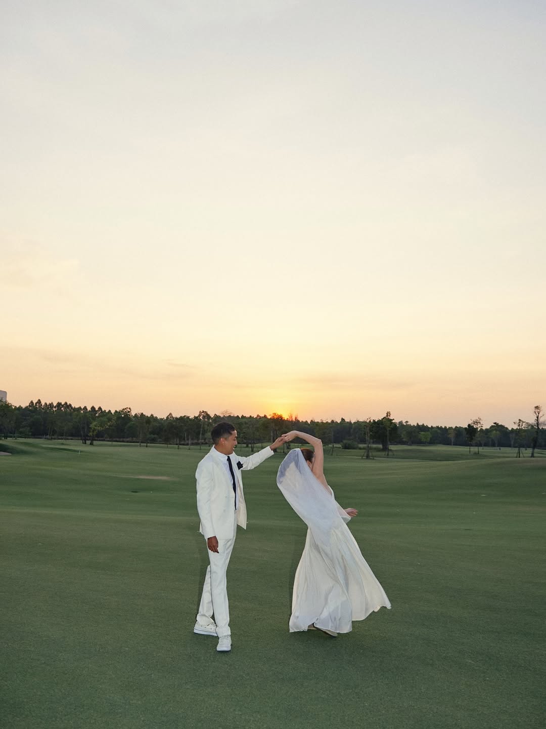 Cặp diễn viên đình đám kết hôn sau 10 năm yêu, khoảnh khắc cô dâu chú rể gây xôn xao- Ảnh 9.