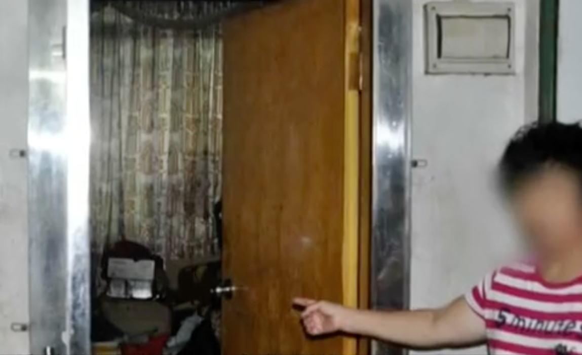 Phát hiện hơn 30 tỷ đồng tiền mặt nằm rải rác khắp tầng 2 của một tiệm tạp hóa- Ảnh 1.