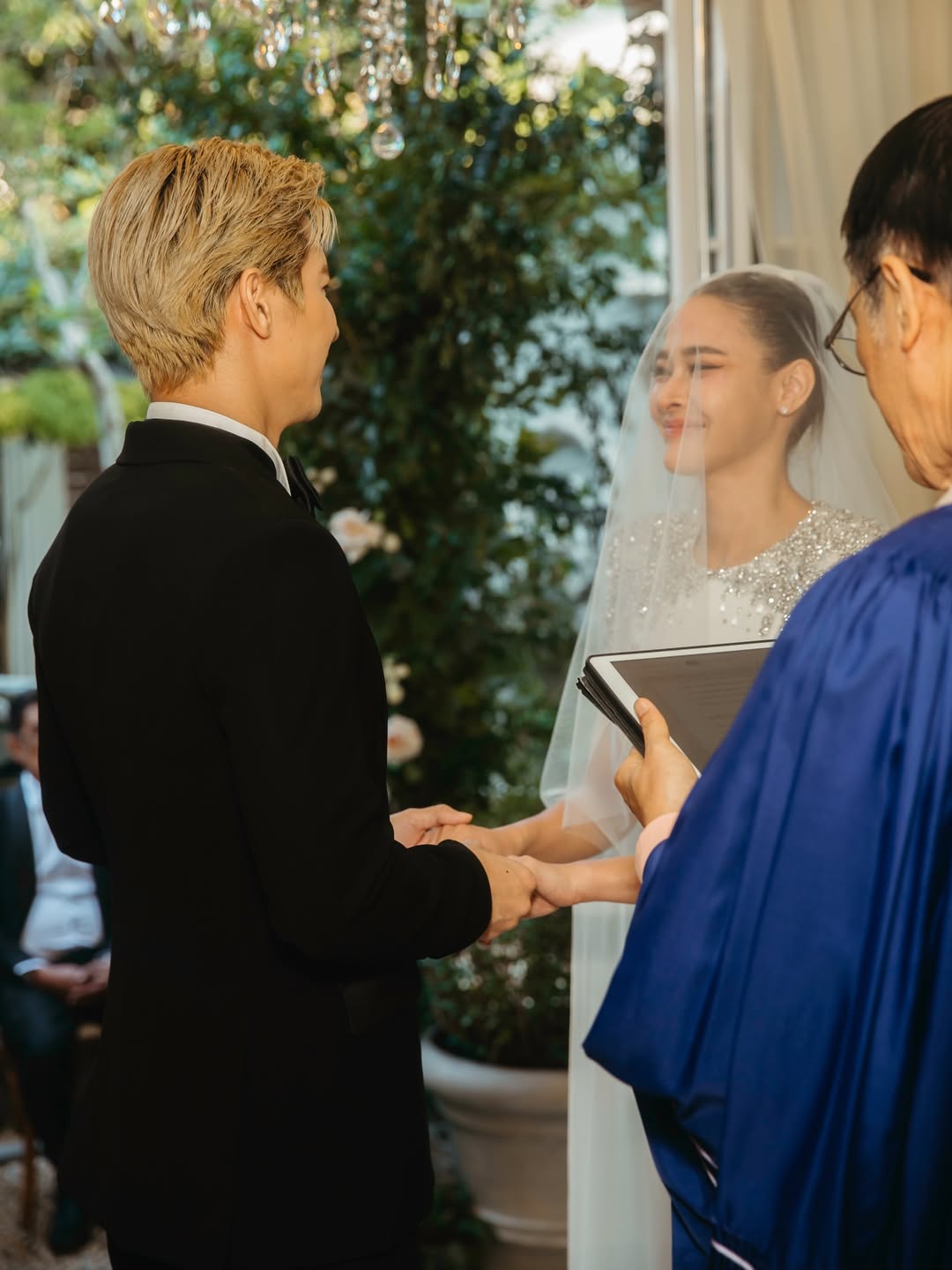 Hoa hậu Hoàn vũ bất ngờ thú nhận kết hôn từ tận 2 năm trước, danh tính ông xã khiến công chúng