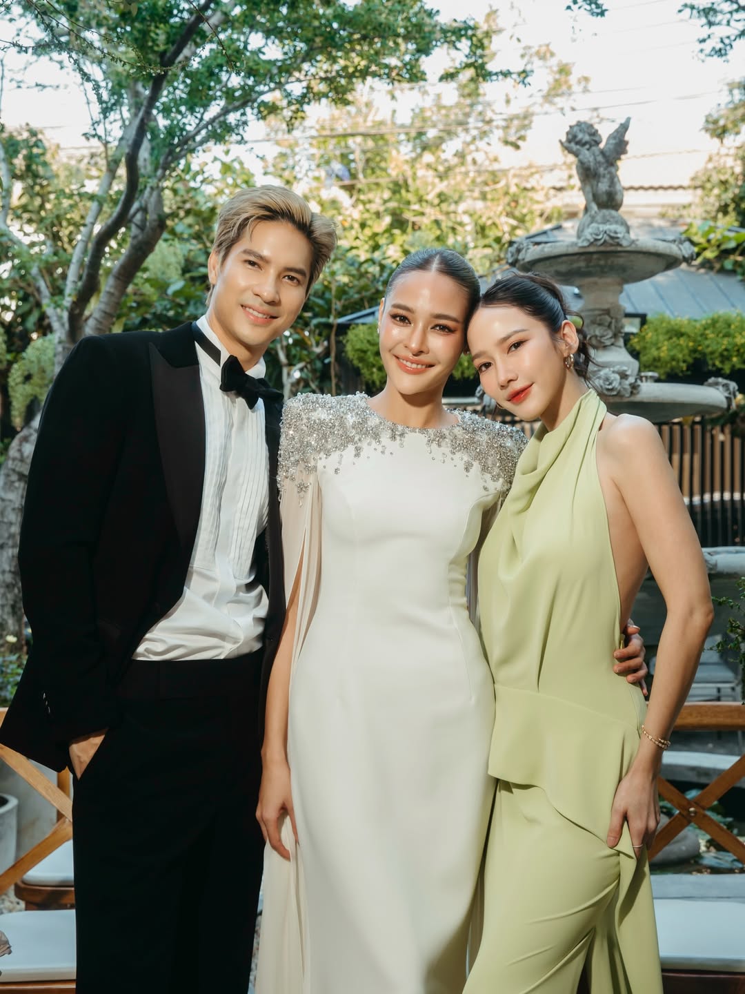 Hoa hậu Hoàn vũ bất ngờ thú nhận kết hôn từ tận 2 năm trước, danh tính ông xã khiến công chúng