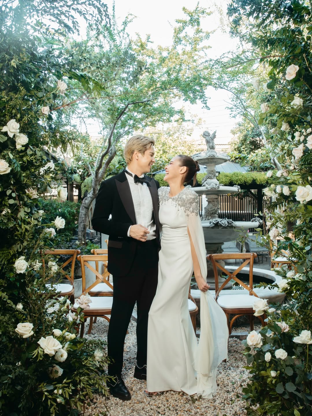 Hoa hậu Hoàn vũ bất ngờ thú nhận kết hôn từ tận 2 năm trước, danh tính ông xã khiến công chúng